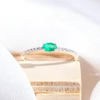 anillo oro 18k esmeralda 0.32ct y diamantes 0.09ct H-VS                                             