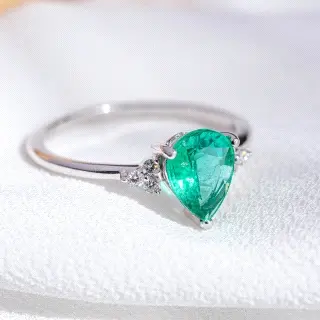 anillo oro esmeralda 1ct y diamantes 0.10ct h-vs                                                    