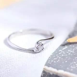 solitario oro 18k y diamante talla brillante de 0.03ct h-vs                                         